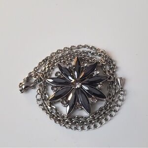 Daisy flower Patterned open and close Pendant Necklace